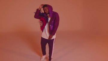 Le bas de jogging violet de Dadju dans le clip 10/10 de GIMS avec Dadju & Alonzo