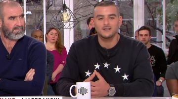 Le sweat avec étoiles de Sofiane dans l'émission Clique Dimanche du 21/01 
