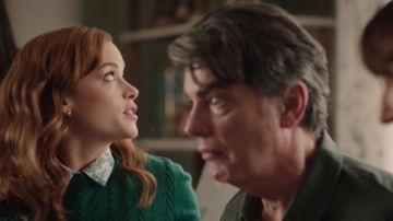 Camisa blanca con enredaderas usada por Zoey (Jane Levy) en zoey's Extraordinary Playlist (S01E03)
