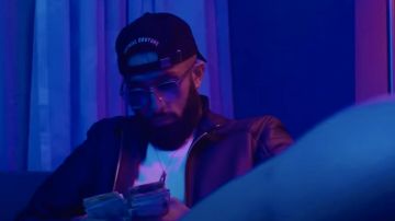 Las gafas de sol que lleva Niro en su clip UBER X