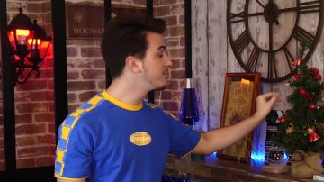 Le t-shirt bleu Zeroteam porté par TARTIN dans la vidéo YouTube J’ACHÈTE DES CADEAUX (pas ouf) POUR NOËL !