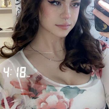 Flower shirt worn by Hannah Brown on the Instagram account @aestheticallyhannah