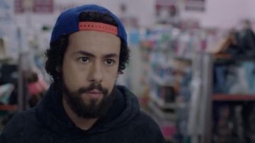 Blue and orange caps worn by Ramy (Ramy Youssef) in Ramy (Season 2)