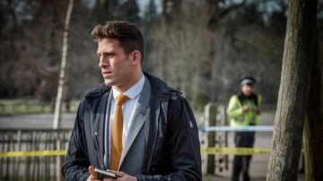 The jacket 3/4 black Alec Wayfield (Dino Fetscher) in Paranoid (S01E04)