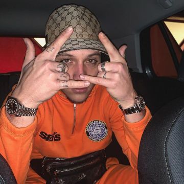 Le haut de survêtement porté par PLK sur le compte Instagram de @plkpb