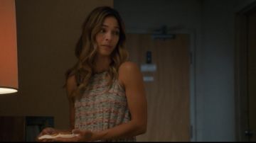 Multicolore débardeur porté par Joanna Hanley (Kristin Kreuk) en Charge de la Vérité (Saison 1 Épisode 4)