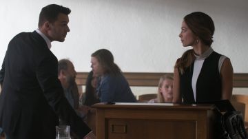Colorblock robe portée par Joanna Hanley (Kristin Kreuk) en Charge de la Vérité (S01E01)