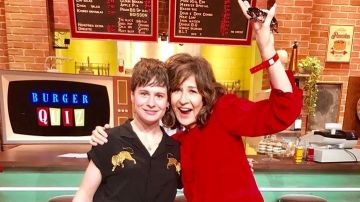 The short-sleeved shirt black worn by Christine and the Queens in Burger Quiz