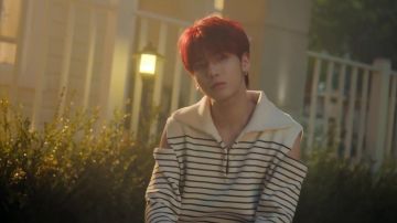Noir et blanc rayé shirt porté par Taehyun TXT (투모로우바이투게더) '세계가 불타버린 밤, 우린... (ne Peut pas Vous Me Voir?)' MV