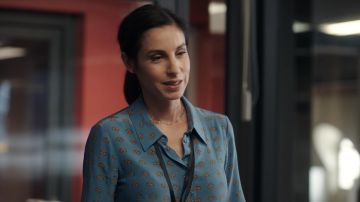 La chemise de Liz Bernstein (Anne Azoulay) dans Le Bureau des légendes (S05E01)
