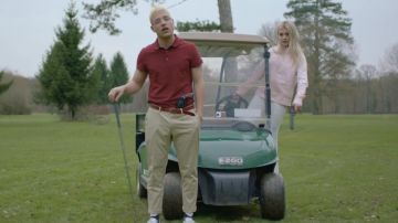 Los pantalones chinos beige que lleva PLK en su clip Alto