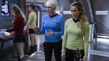 Suéter verde usado por Sara Lance (Caity Lotz) en Legends of Tomorrow de DC (Temporada 5 Episodio 14)