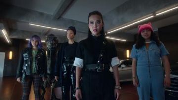 The jacket type Kung Fu Nico Minoru (Lyrica Okano) in Marvel's Runaways (S03E03)