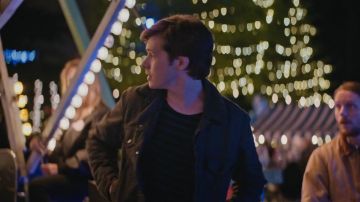 Chaqueta marrón forrada de sherpa usada por Simon (Nick Robinson) como se ve en Love, Simon