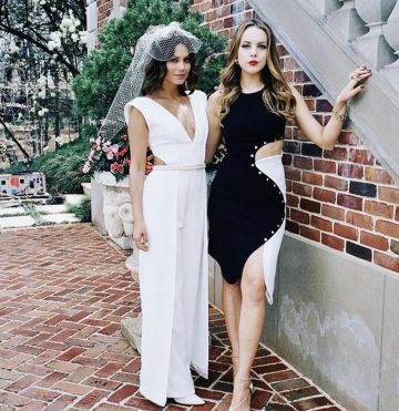 La robe noire et blanche portée par Elizabeth Gillies sur une photo promotionnelle de la série Dynastie (Saison 1)