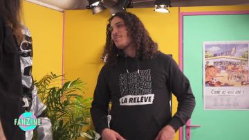 Le sweatshirt à capuche noir "La relève" de HATIK dans la vidéo Fanzine #7 : Hatik reprend Maes, Diam’s, Soprano... avec Waxx et C.Cole #LeLive