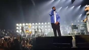 La chaqueta de terciopelo azul que lleva Damso en el vídeo Rêves bizarres de OrelSan (Live Bercy 06 12 2018) 