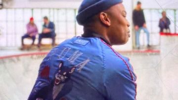 La veste Puma bleu avec un puma imprimé dans le dos de Kale Dinero in Blood & Water (Saison 1 Episode 6)