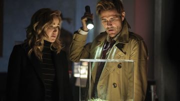 Suéter a rayas usado por Sara Lance (Caity Lotz) como se ve en Legends of Tomorrow de DC (Temporada 5 Episodio 15)