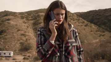 Chaqueta a cuadros usada por Erin Naird (Diana Silvers) en la Fuerza Espacial (S01E10)