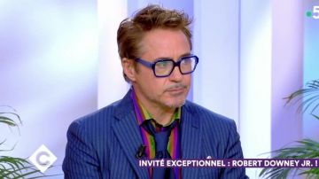 La veste de costume rayée et la chemise multicolore de Robert Downey Jr. dans l'émission C à Vous