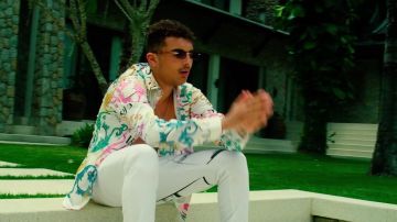La camisa floral que lleva RK en su clip Ne M'en Veux Pas