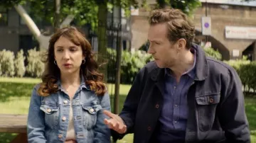 La veste bleu marine portée par Jason (Rafe Spall) dans la série Trying (Saison 1 Episode 1)