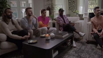 Rose-jaune-orange pull avec des étoiles portés par Antoni Porowski dans Queer Eye (Saison 5, Épisode 8)