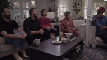 Rose-orange ombré chandail porté par Antoni Porowski dans Queer Eye (Saison 5, Épisode 3)