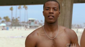 Collar usado por Spencer James (Daniel Ezra) como se ve en All American 