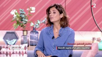La chemise bleue de Faustine Bollaert dans Ça commence aujourd'hui