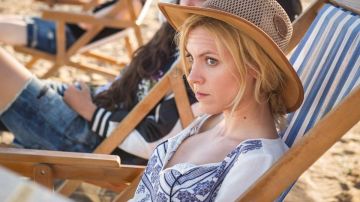 The tunic worn by Macarena Ferreiro / Blonde (Maggie Civantos) in the series Behind bars (Season 1 Episode 2)