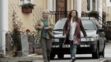 The coat of leather and fabric flowers worn by Erica (Claudia Galli) in The investigation of Erica (S01E01)