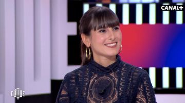 La blouse brodée bleue nuit portée par Emilie Papatheodorou dans l'émission Clique du 4 juin 2020