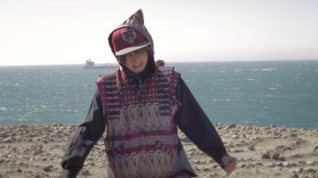 Chaleco rojo estampado usado por Oliver Tree en el video musical de Karma Police