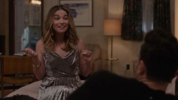 Vestido de terciopelo gris hasta la rodilla usado por Alexis Rose (Annie Murphy) como se ve en Schitt's Creek (S05E06)