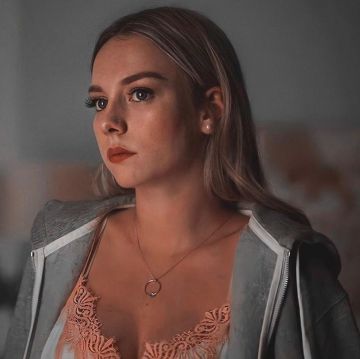 Le gilet gris porté par Ester Expósito sur le compte Instagram de @esterexpositooow