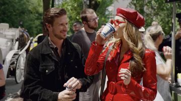 El vestido de abrigo de cuero rojo usado por Fallon Carrington (Elizabeth Gillies) en la serie Dinastía (Temporada 2 Episodio 2)