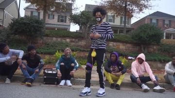 Le pantalon porté par Ayo dans la video Teo + Gang | Young Thug - Daddy’s Birthday (Dance Video)