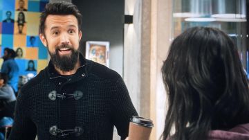 Suéter negro usado por Ian Grimm (Rob McElhenney) como se ve en Mythic Quest: Raven's Banquet (Temporada 1 Episodio 6)