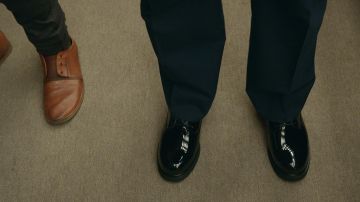 Zapatos marrones usados por el Dr. Adrian Mallory (John Malkovich) en la Fuerza Espacial (S01E05)