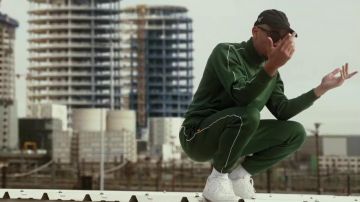 L'ensemble vert porté par Mister V dans sa vidéo MIAMI HEAT