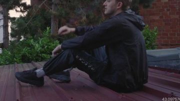 Le pantalon de Vald dans son clip Rappel