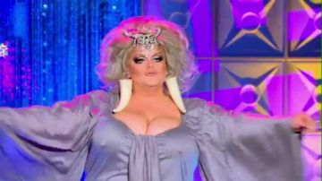 The earrings elephant tusks, worn by Darienne Lake Rupaul's Drag Race