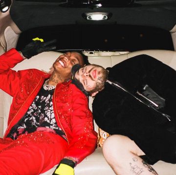 The sweatshirt zipped black velvet worn by Post Malone on the account Instagram of @tylayaweh