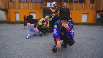 The jacket NASCAR Frosted Flakes carried by Foda C in the clip Dom Perignon Columbine feat. Charles Viscount