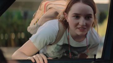 Collar de perlas naranjas y verdes de Amy (Kaitlyn Dever) en Booksmart