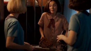 The pink dress and the right knot vintage scope by Marga (Nadia de Santiago) in The young ladies of the telephone (S01E01)