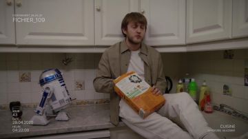 La chemise marron clair portée par Vald dans son clip Rappel