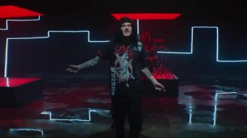T-shirt porté par Denis Stoff dans je suis Désolé par GLISSER-MOI (official Music Video)